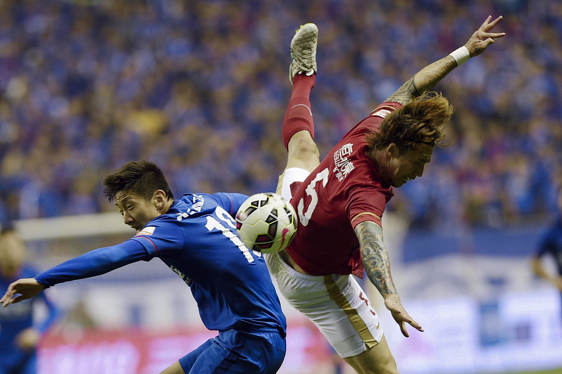 完美体育-国际足球舞台上的精彩对决继续上演！  第1张